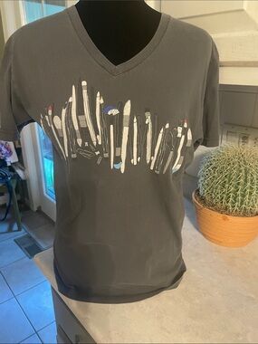 The Metropolitan Museum of Art Gray V-Neck Graphic T-Shirt